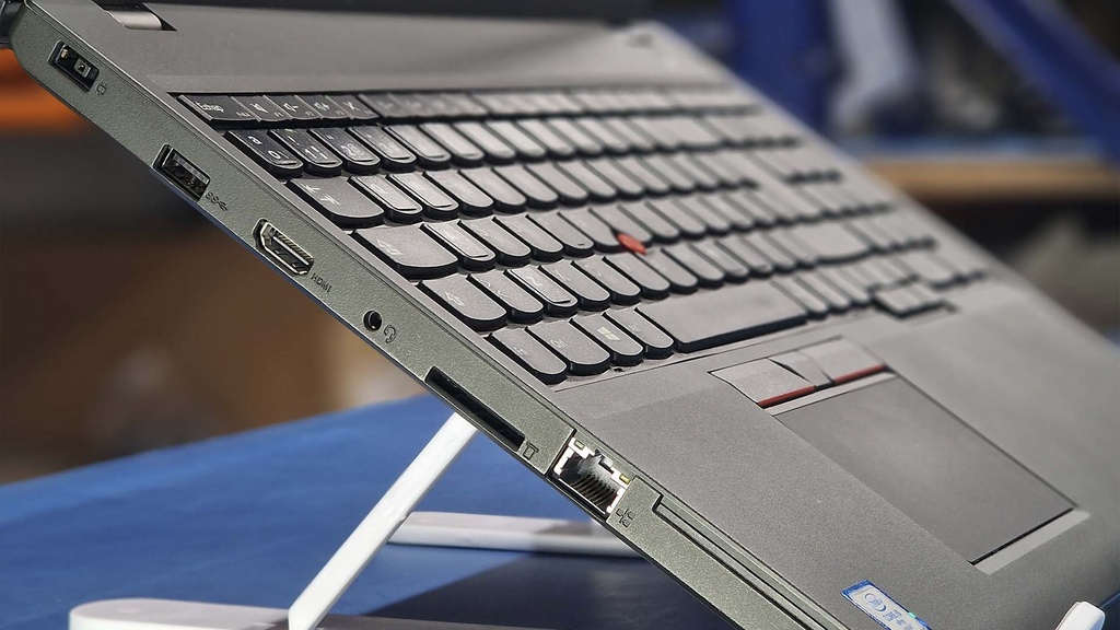 Lenovo Thinkpad P50s i5 lateral izquierdo